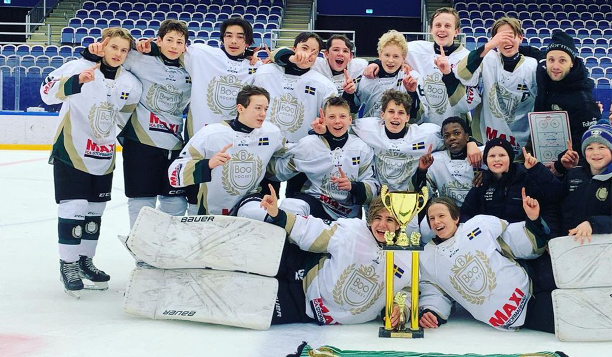 2008-born youth hockey team Boo Hockey Club celebrates winning gold at the Folke Lindström Cup.