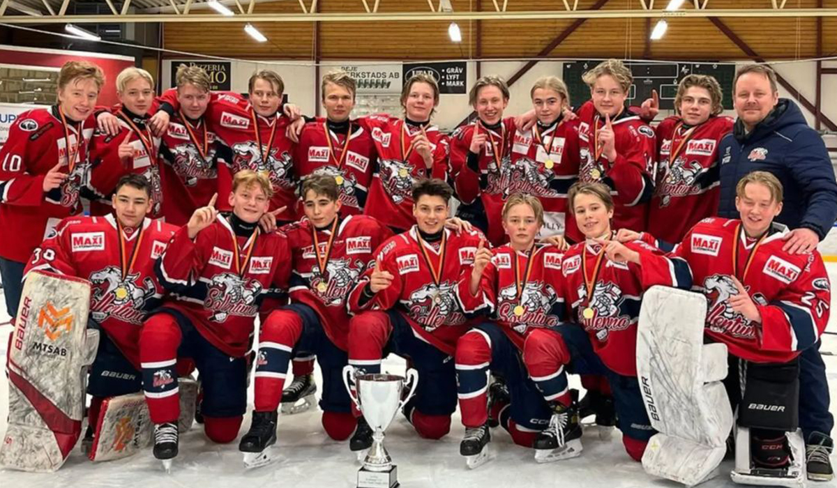 2008-born Swedish youth hockey team Sollentuna HC celebrates winning the U15 Nordic Youth Trophy.